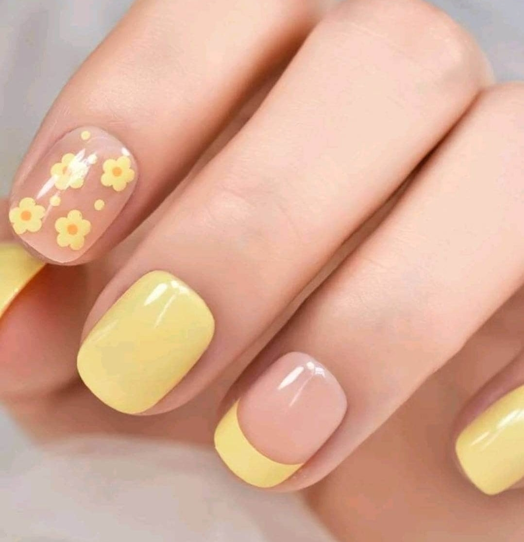 Nails - fun yellow