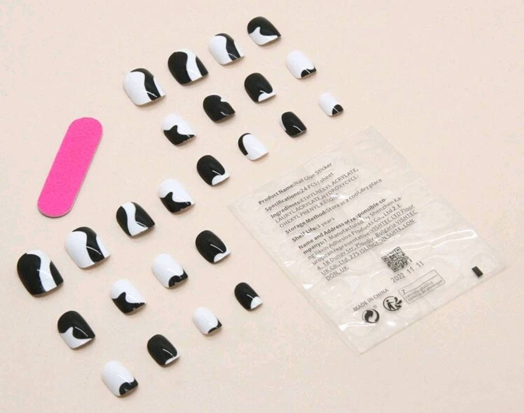 Nails - black white