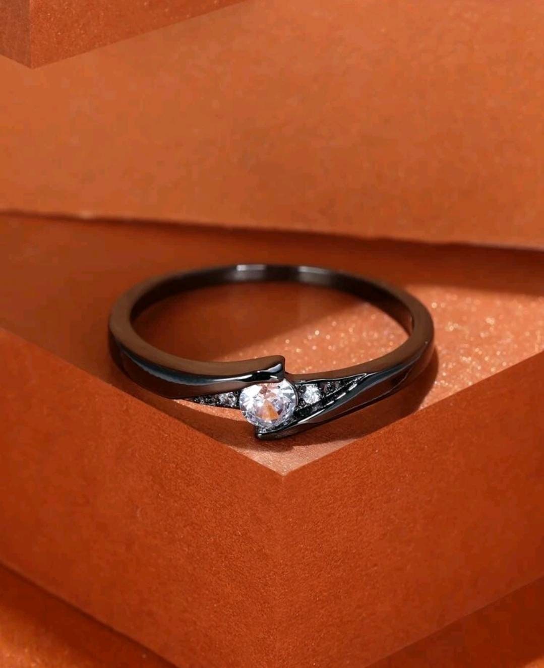 Ring (K O S W) - black glitz