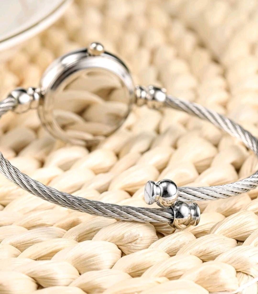 Watch - round twisted silver Quartz minimalist