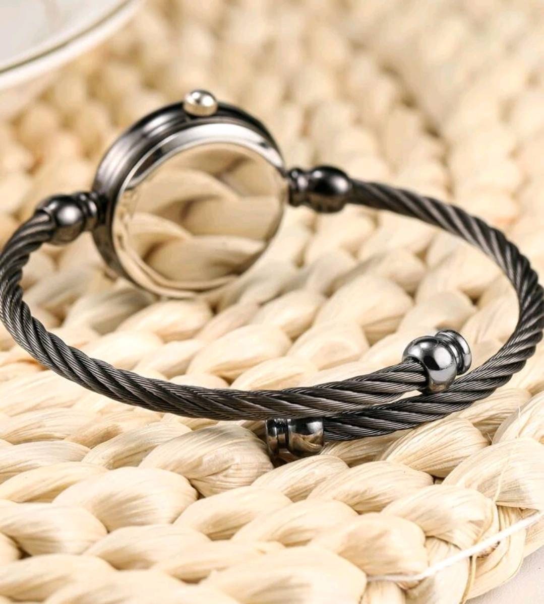 Watch - round twisted black Quartz minimalist