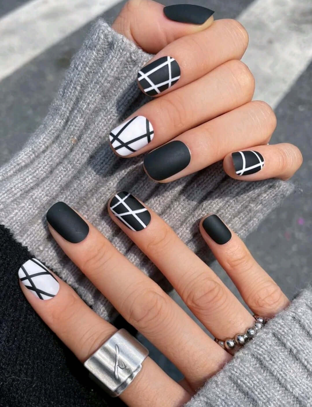 Nails - black white