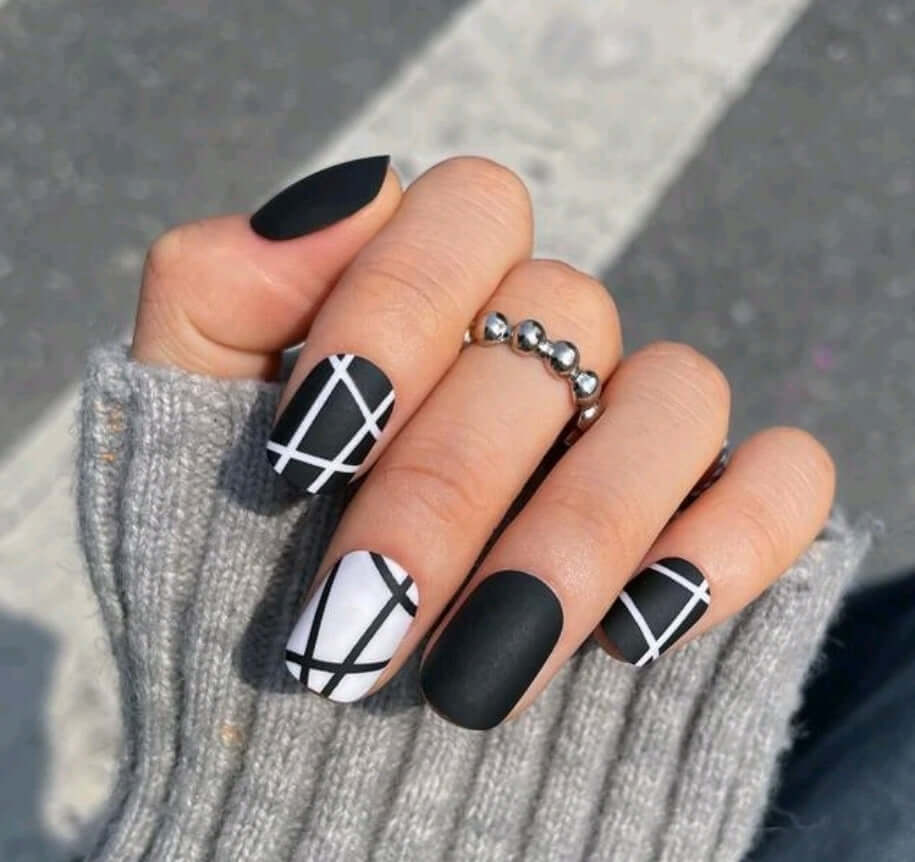 Nails - black white