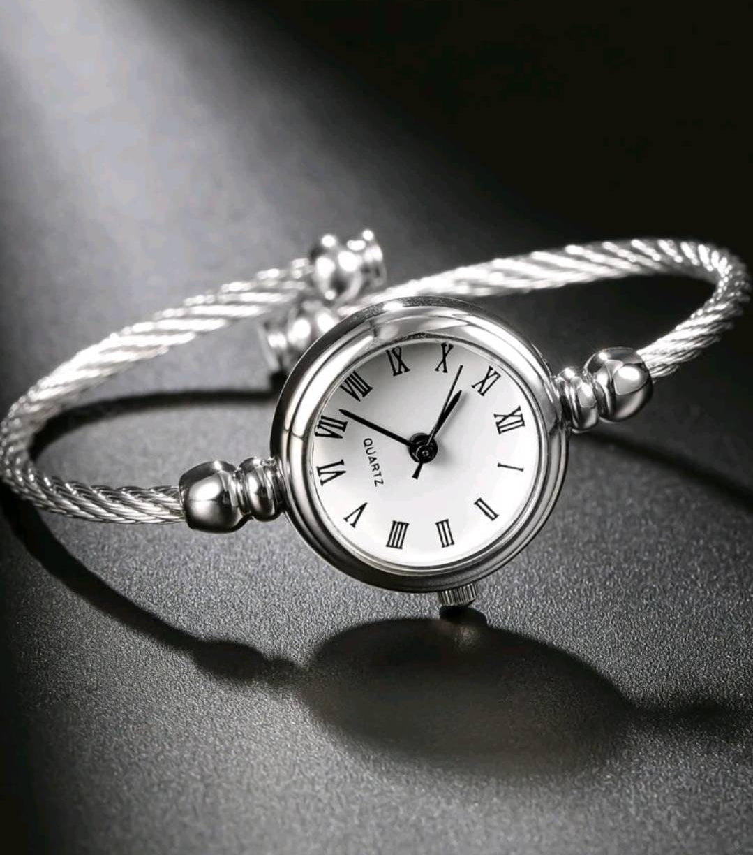 Watch - round twisted silver Quartz minimalist