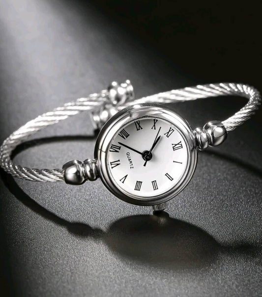 Watch - round twisted silver Quartz minimalist