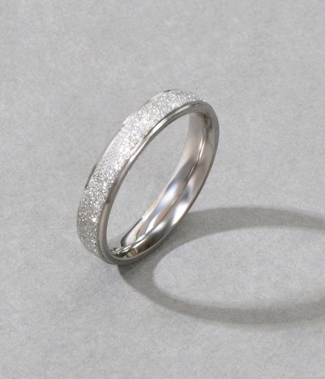 Ring (P) - glitzy silver band