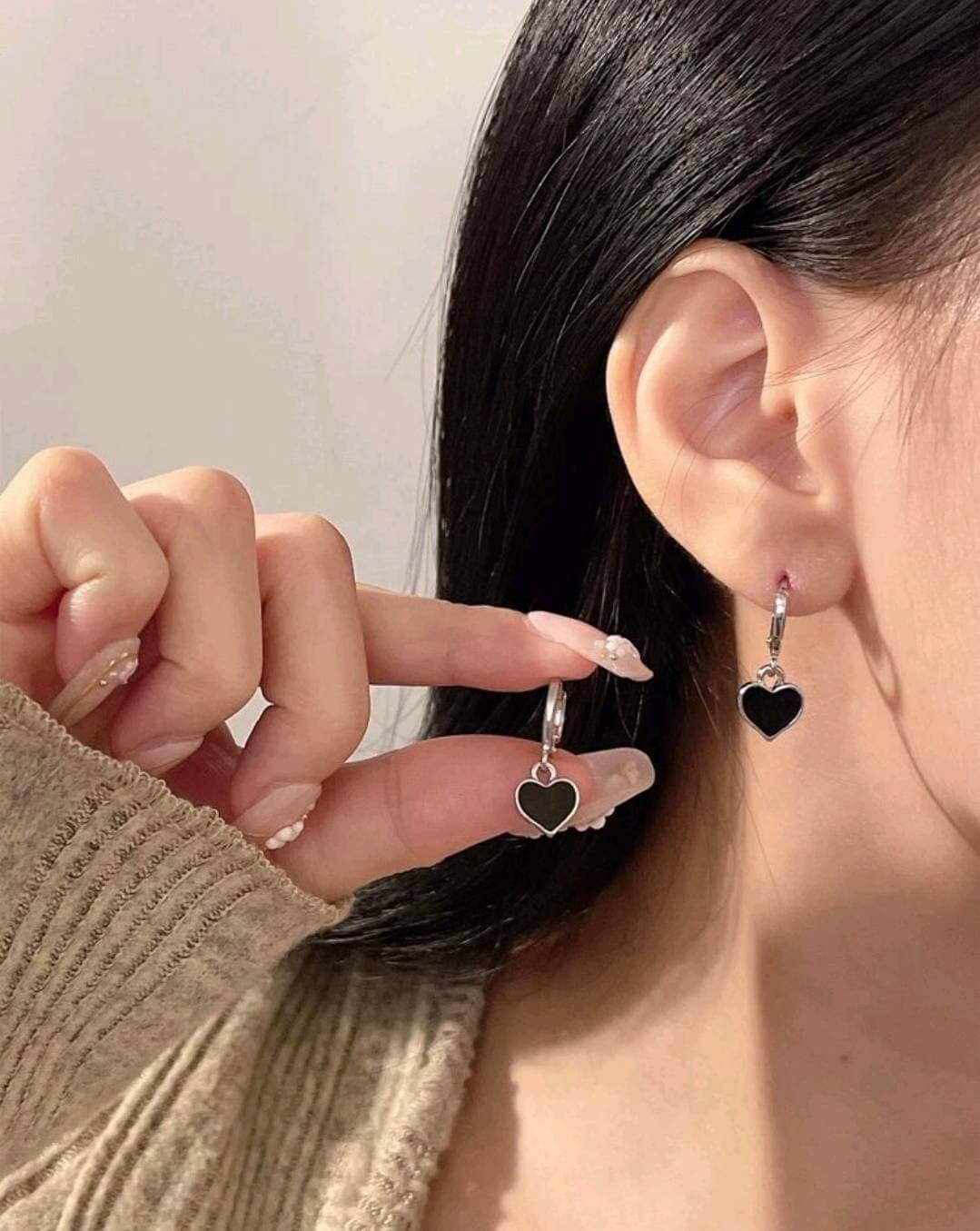 Earrings - Silver Black Heart drop earrings