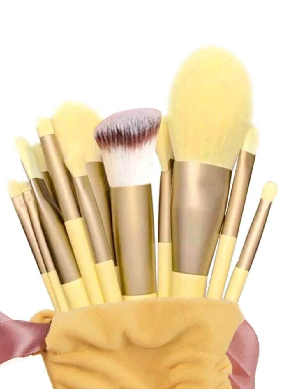 Make up brush set in pretty holder