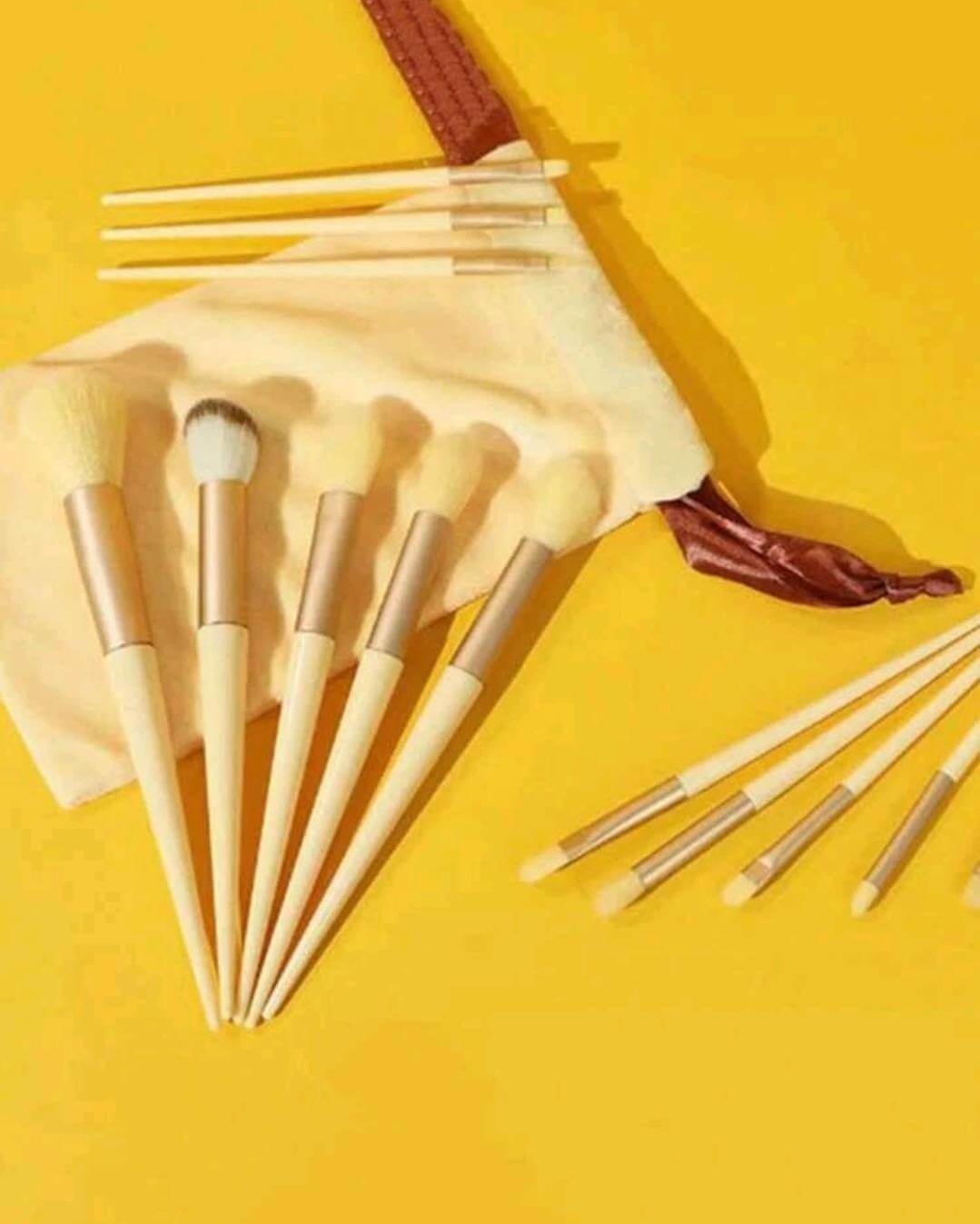 Make up brush set in pretty holder