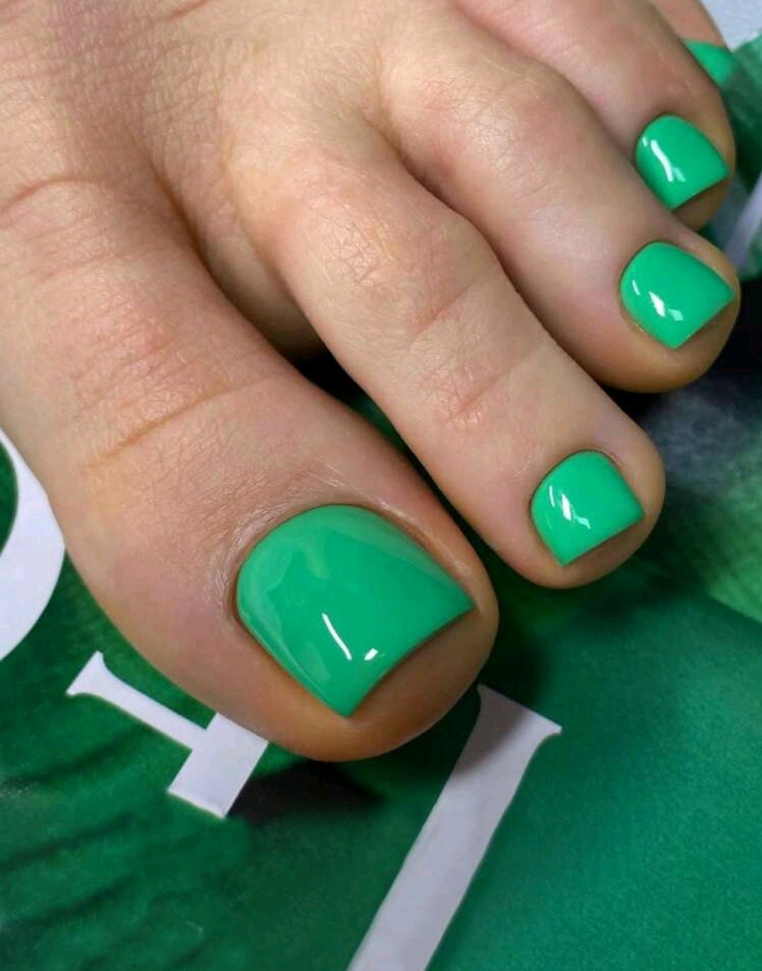 bright green toes false nails