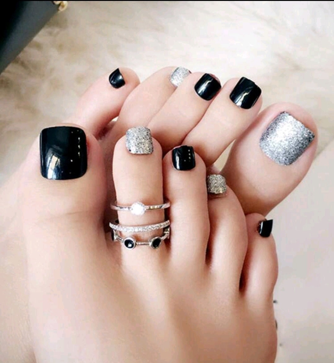 Nails - glitzy black silver (toes)